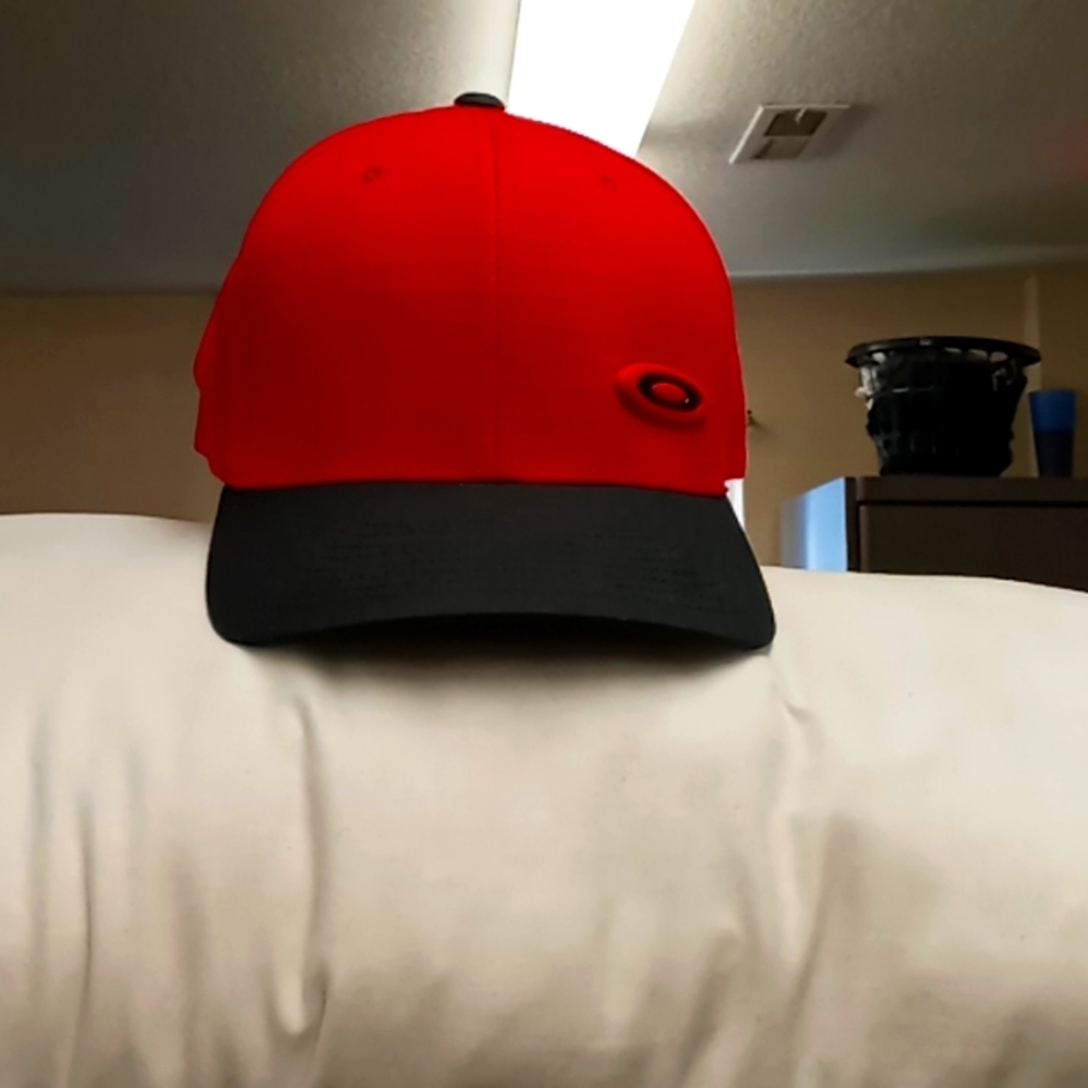 Red and black OAKLEY hat